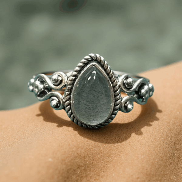 Vintage Teardrop Labradorite Ring – Size 6